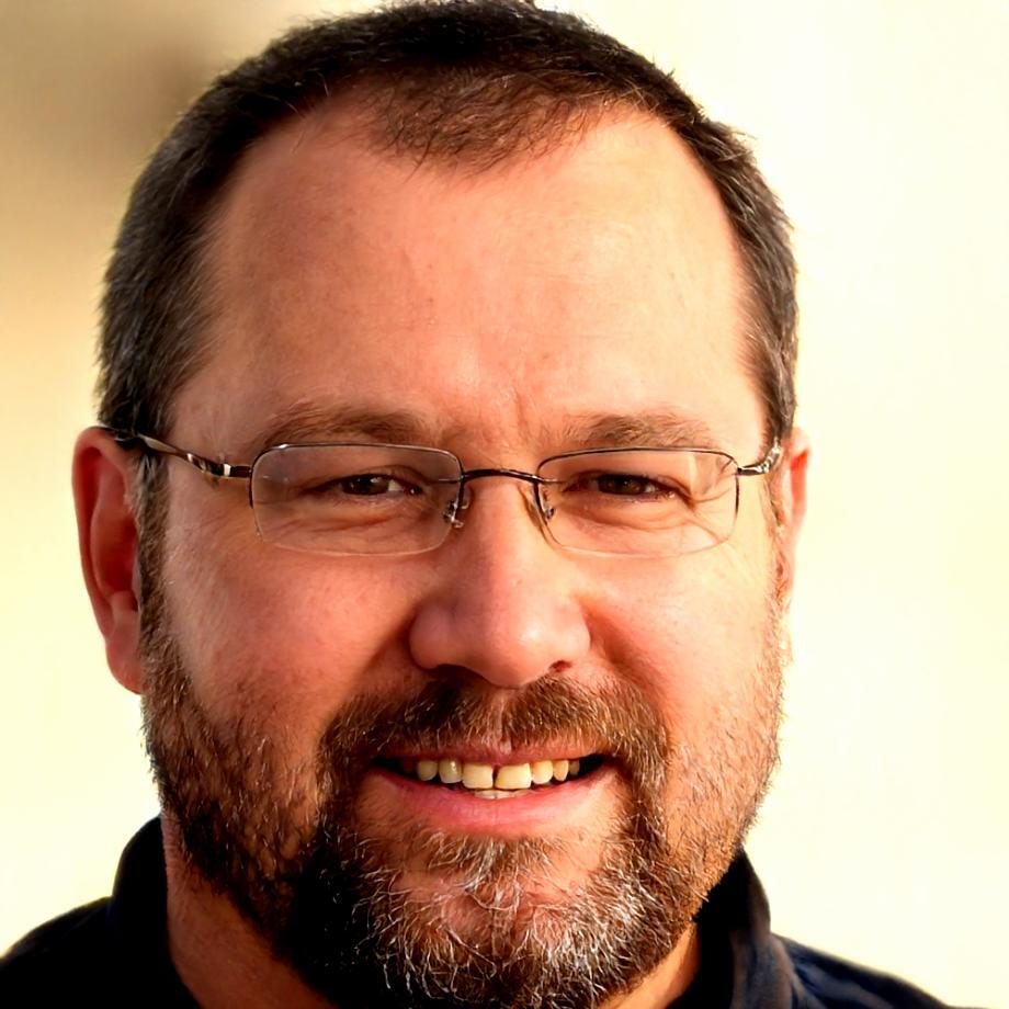 Portrait de Léonard Dufresne, expert en communication financière