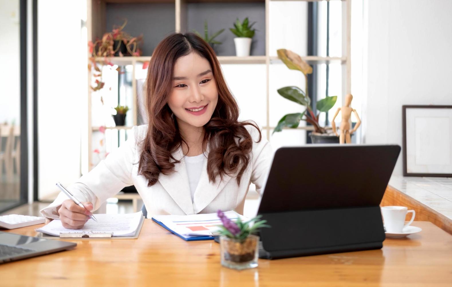 Professionnel analysant des documents financiers dans un environnement de travail moderne
